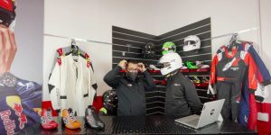 Como elegir talla casco para piloto de carreras