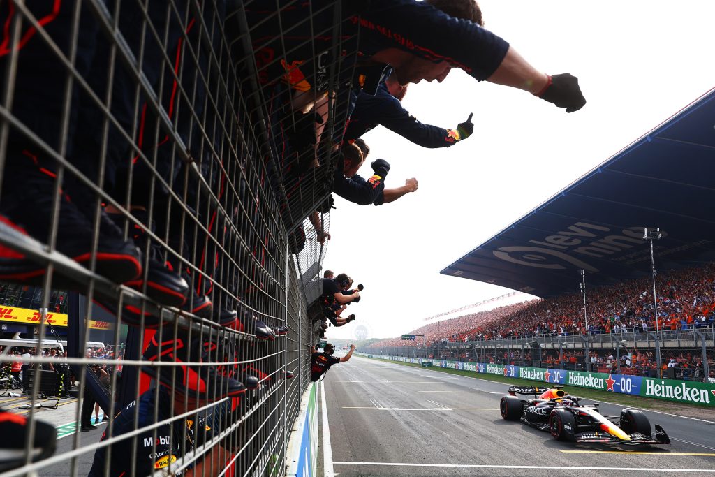Verstappen domina sus dos "carreras de casa"