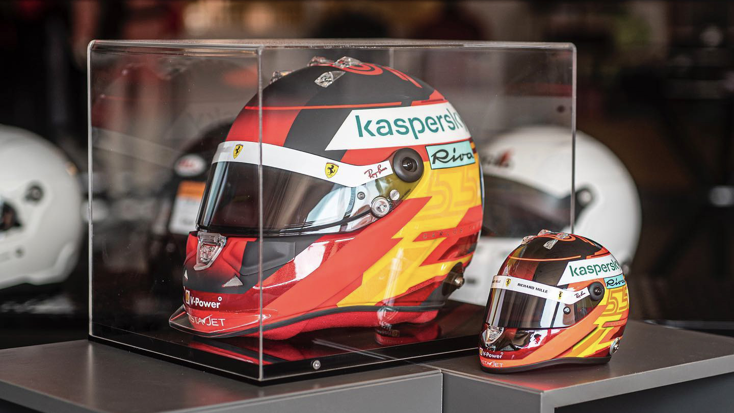 Mini casco Carlos Sainz F1