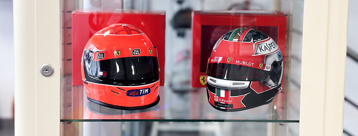 Mini cascos Leclerc y Schumacher Ferrari