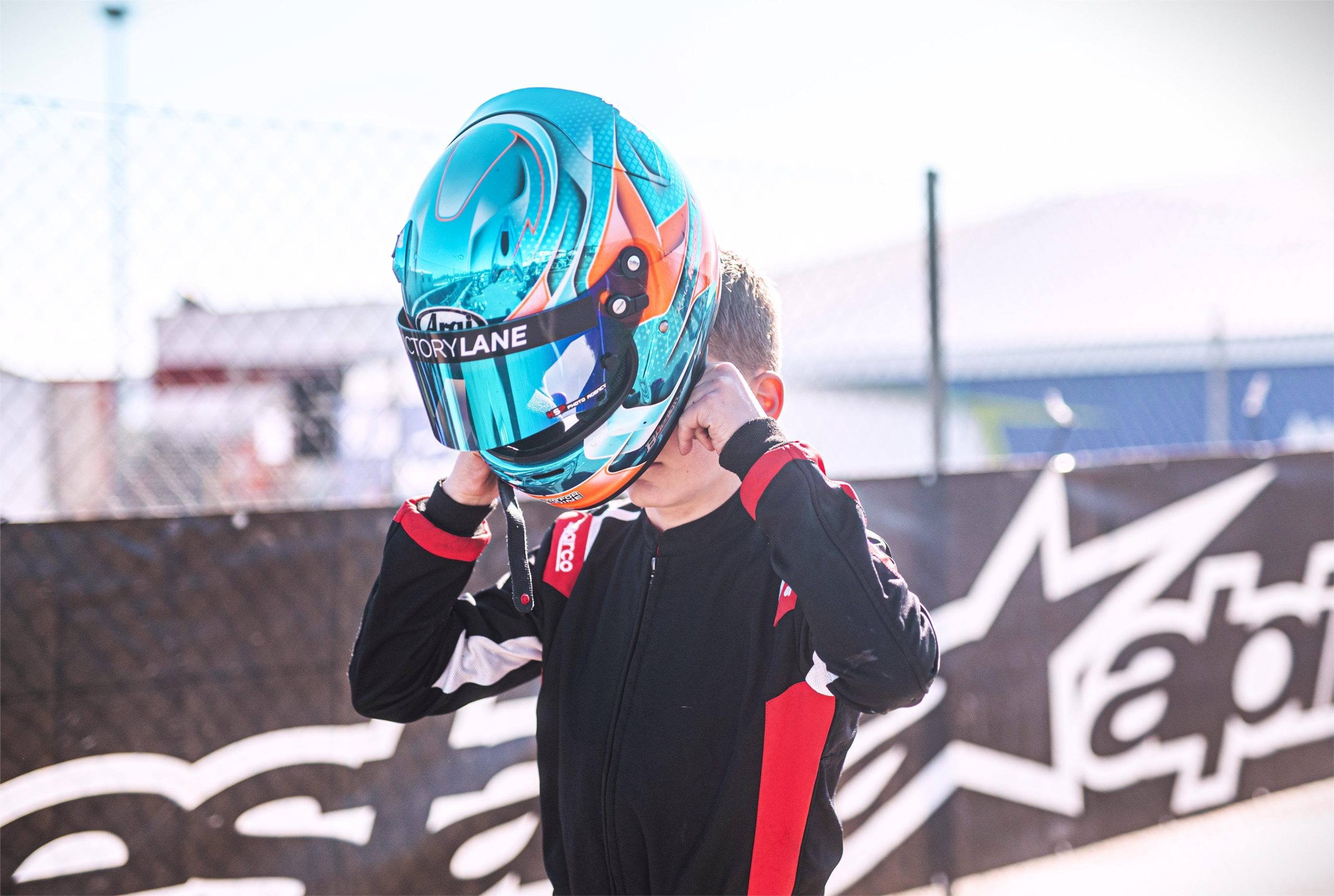 Piloto motorsport 
con casco Arai