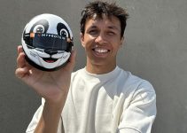 Alex Albon GP China 2024 Mini Helmet: Un diseño espectacular con espíritu de panda